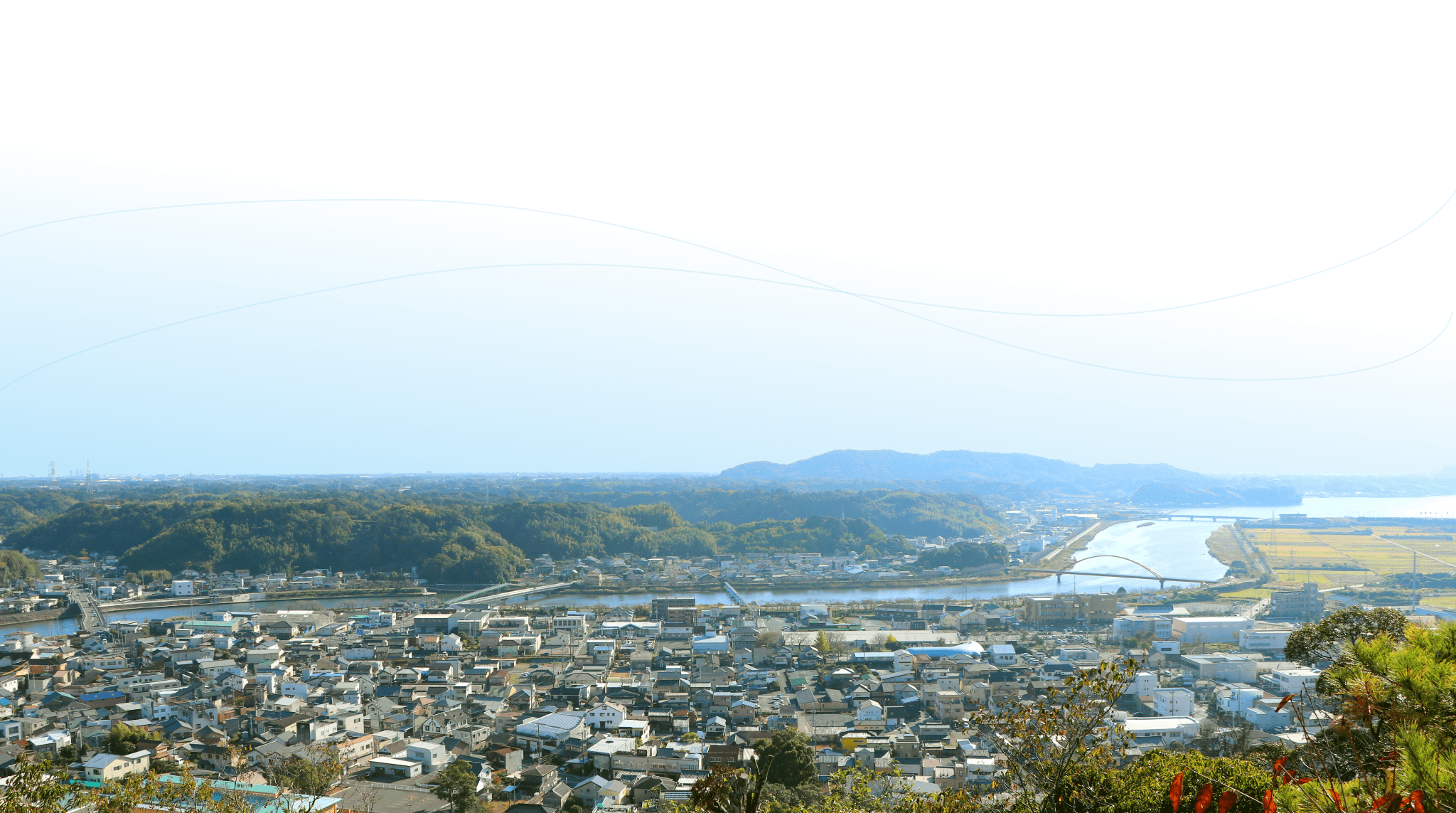 緑豊かな山と川に囲まれた街の風景